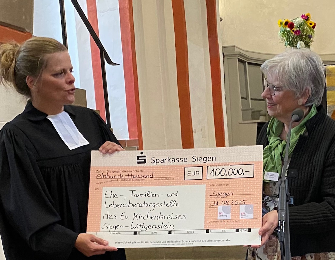 EFL-Stiftungen Scheckübergabe Erstmalig mit sechsstelliger Fördersumme unterstützen die EFL-Stiftungen den Kirchenkreis bei seiner Beratungsarbeit.